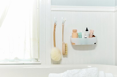 Organizzazione di ganci da bagno e carrelli con le soluzioni Command™