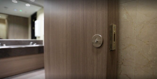 Video della porta del bagno ristrutturata, con laminati adesivi 3M DI-NOC in legno scuro
