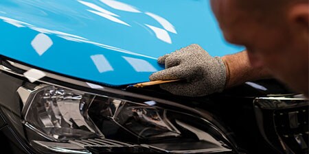 Applicatore che effettua un car wrapping
