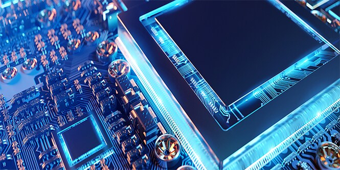 Primo piano di una scheda circuiti elettronica con un microchip al centro, illuminata da un bagliore blu 
