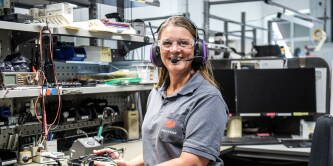 Donna che usa una protezione uditiva 3M
