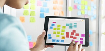 Una ragazza utilizza l'app per lavorare sulla tabella Kanban impostando la tabella Kanban