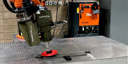 Molatura di saldature con braccio robotico
