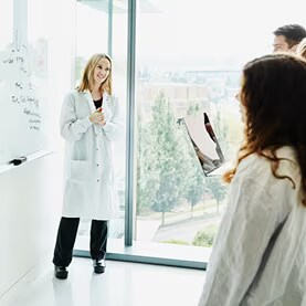 Docente che insegna agli alunni
