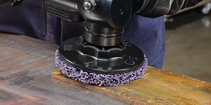 Carteggiatura e preparazione delle superfici metalliche
