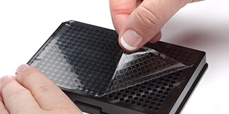 Adesivo compatibile con test biologici
