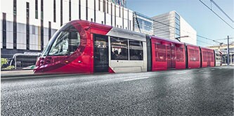 Moderna grafica per treni in nero e rosso in una stazione ferroviaria
