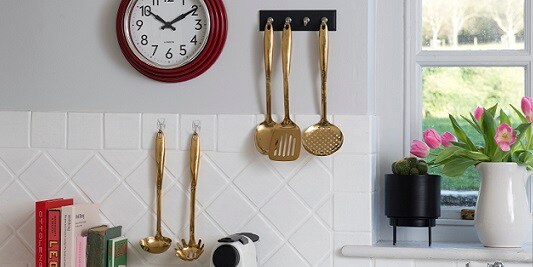I ganci e le strisce Command™ usati in cucina
