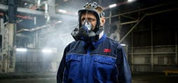 uomo che indossa una maschera a pieno facciale 3M Secure Click, in un ambiente industriale