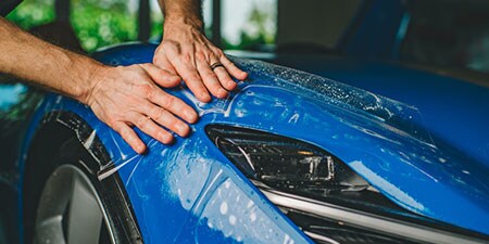 Primo piano dell'installazione della pellicola di protezione della vernice
