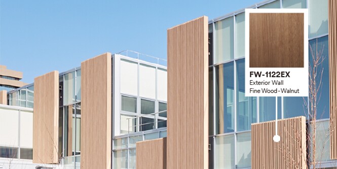 Esterno di edificio con facciata in vetro e legno e nome di pellicola DINOC in noce.
