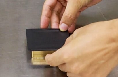 persona che presenta un metodo di messa a terra e schermatura
