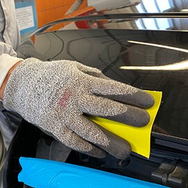 Preparazione di margini e bordi con i fogli abrasivi flessibili 3M™ Hookit™