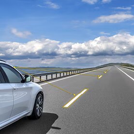 Auto sulla strada costiera

