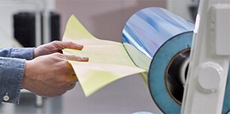 Immagine che mostra una macchina che produce carta e stampa
