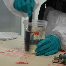 miscelazione del rivestimento trasparente in una tazza