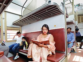 Passeggeri in un treno in India
