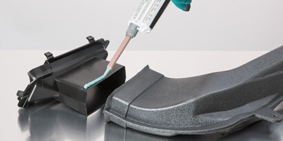 Scopri come scegliere l'adesivo giusto per il tuo progetto utilizzando il metodo ASPEC di 3M. Immagine di una parte in plastica che viene incollata con un adesivo liquido.
