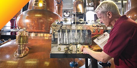 Erogatori di liquori in una distilleria.
