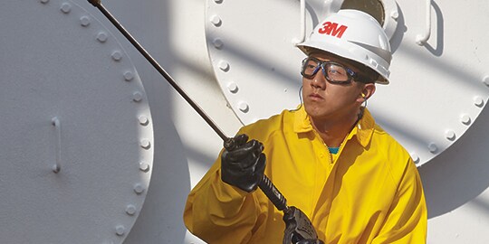 Uomo che lavora in un cantiere industriale
