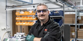 Uomini che lavorano usando gli occhiali di sicurezza

