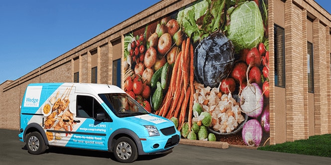Veicolo blu chiaro con pellicola da stampa Envision Print Wrap lx480mc
