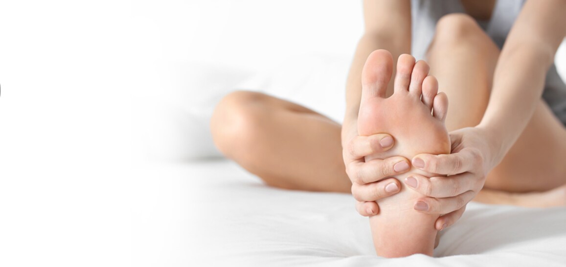 donna che si massaggia la pianta del piede