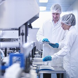 Scienziati che testano un dispositivo