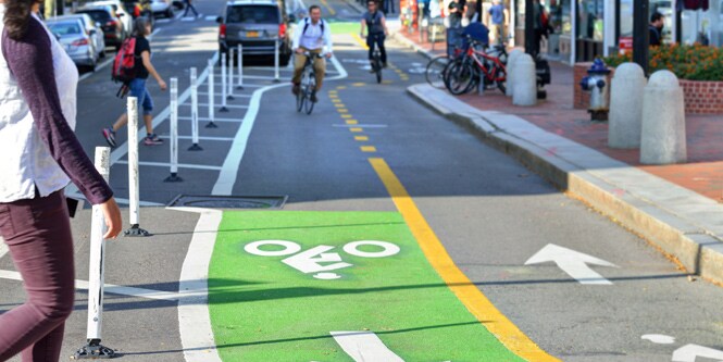 Pista ciclabile protetta in una strada cittadina
