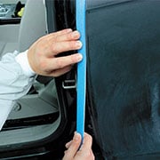 Applicazione di nastro per mascheratura in schiuma a una linea di carrozzeria
