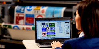 persona che utilizza un computer

