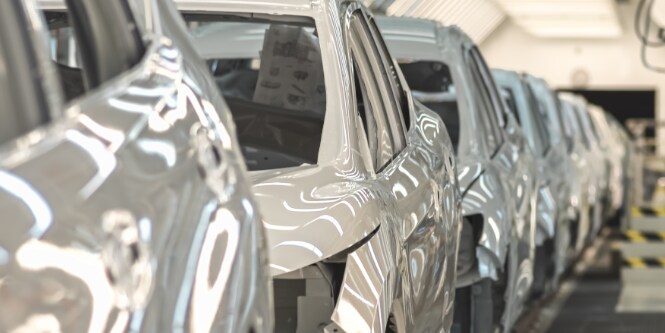 Auto verniciate sulla linea di assemblaggio automotive
