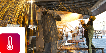 Saldatori al lavoro su pezzi e parti metalliche di grandi dimensioni
