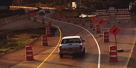 Auto che attraversano i cantieri stradali

