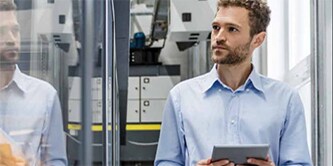 Uomo che guarda un tablet per cercare il manuale sull'automazione 3M
