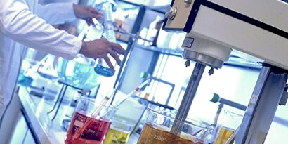 rimozione dei catalizzatori in una provetta di laboratorio
