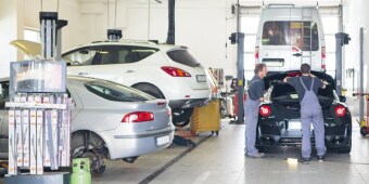 auto in una carrozzeria
