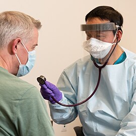 Paziente e personale medico indossano respiratori FFP3
