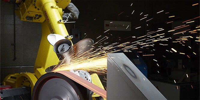 Molatura robotizzata su un'elica per barca con nastro abrasivo

