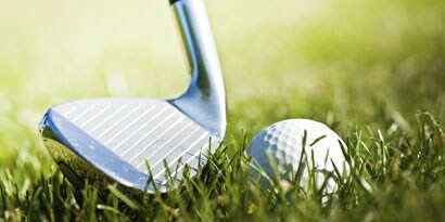 Mazza da golf che colpisce la pallina
