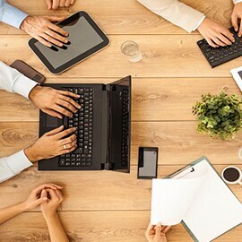 persone che utilizzano dispositivi elettronici