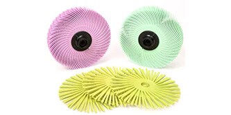 Immagine che mostra 1 disco Bristle radiale Scotch-Brite™ rosa, 1 verde e 3 gialli su sfondo bianco
