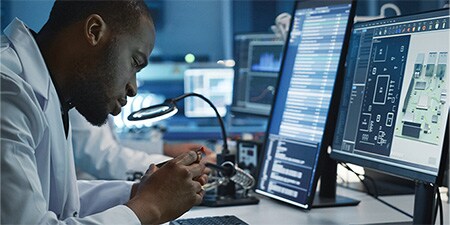 scienziato che ispeziona i componenti di interconnessione industriali
