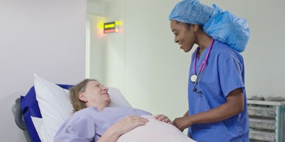 Immagine del medico e del paziente sul letto d'ospedale