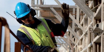 Uomo che utilizza il sistema di validazione 3M™ E-A-Rfit™

