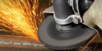 Applicazione di molatura con un disco da sbavo a centro depresso 3M™ Silver e produzione di scintille
