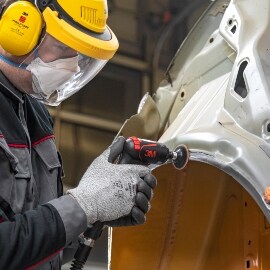 Tecnico che prepara il pannello per il fissaggio