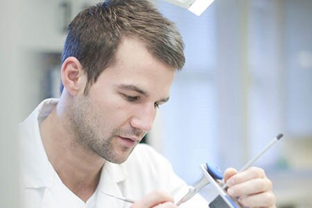 Persona che lavora in un laboratorio odontotecnico
