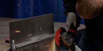 Immagine: lavoratore usa disco condiz. sup. Scotch-Brite™ Precision per op. pes.

