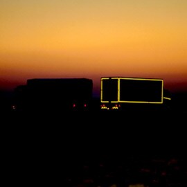 Confronto tra la visibilità del camion con il nastro e senza nastro